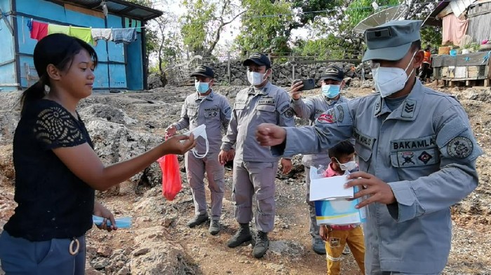 bakamla-bagikan-masker-ke-warga-pesisir-ntt_169.jpeg